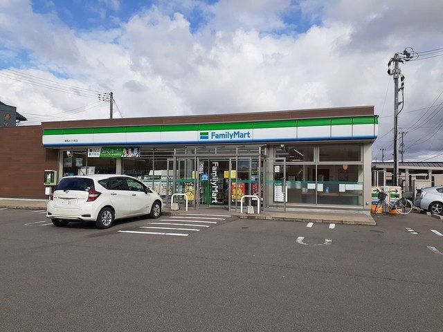 近くのファミリーマート　鶴岡みどり町まで180m（徒歩3分）