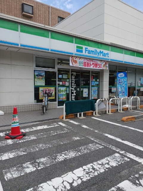 近くのファミリーマート世田谷二丁目店まで190m(徒歩3分)