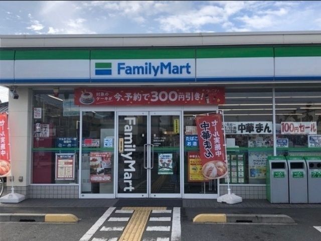 近くのファミリーマート新野辺北町まで450m（徒歩6分）