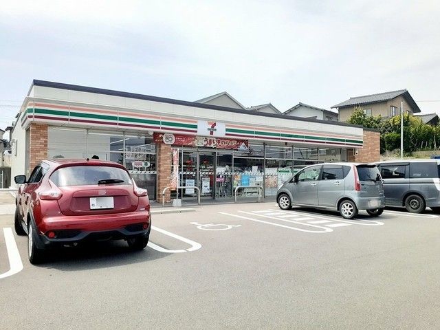 近くのセブンイレブンかほく白尾店まで350m（徒歩5分）