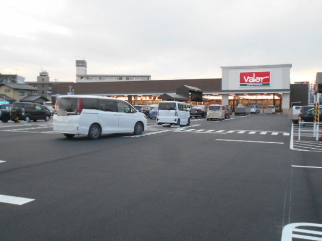 近くのスーパーマーケットバロー穂積店まで750m（徒歩10分）