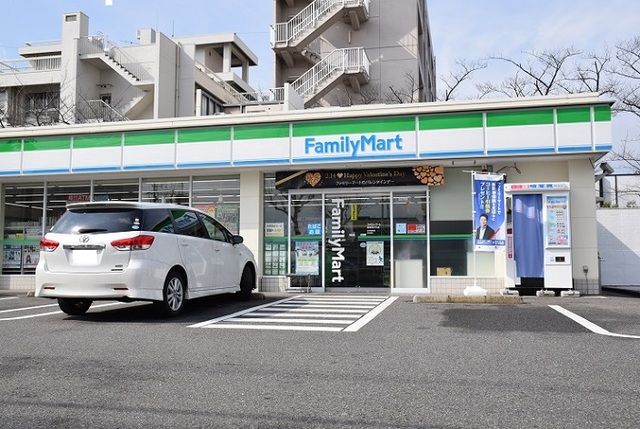 近くのファミリーマート 緑潮見が丘店まで700m（徒歩9分）
