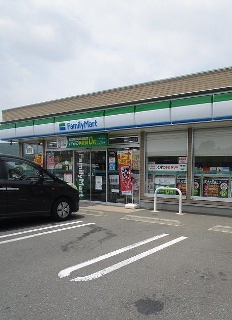 近くのファミリーマートまで750m（徒歩10分）
