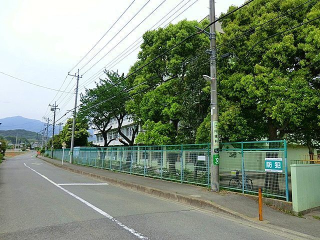 近くの愛甲小学校まで1,000m(徒歩13分)
