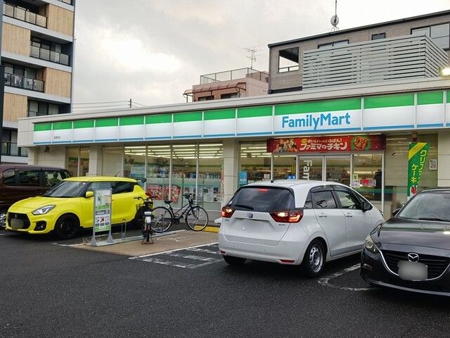 近くのファミリーマート吉島町店まで165m（徒歩3分）