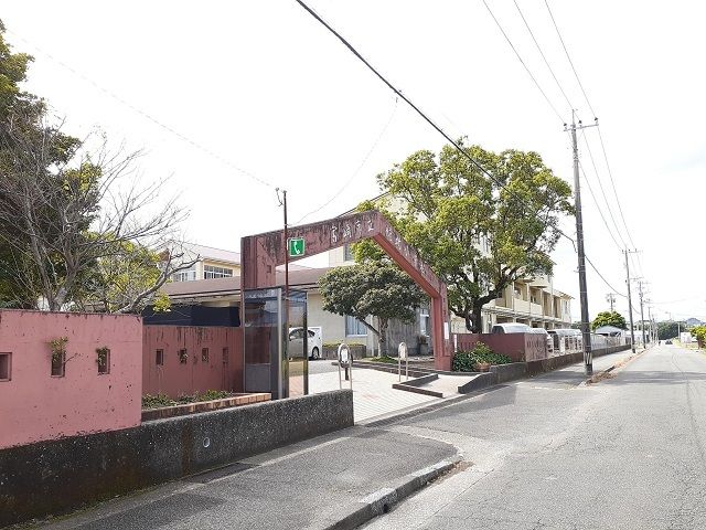 近くの宮崎市立億小学校まで500m（徒歩7分）