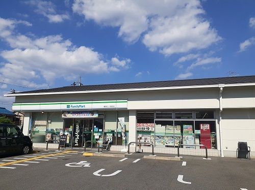 近くのファミリーマート樫原江ノ本町店まで850m（徒歩11分）