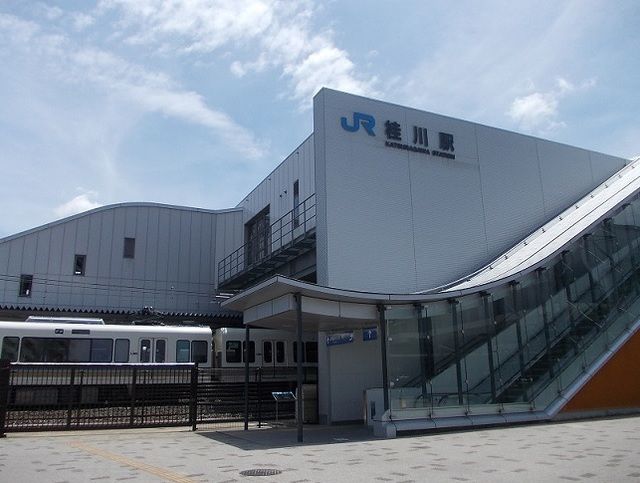 近くの桂川駅まで1,400m（徒歩18分）