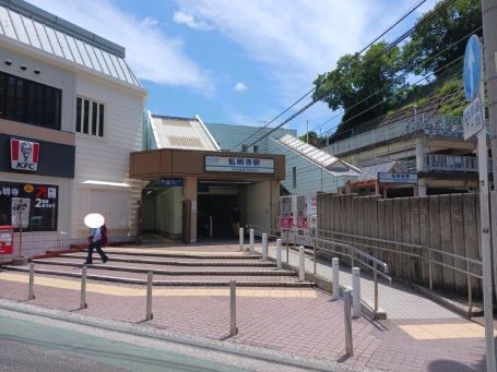 近くの弘明寺駅まで550m(徒歩7分)