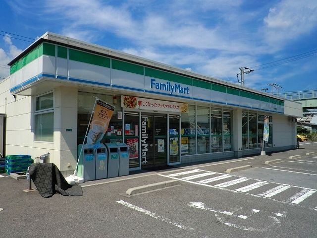 近くのファミリーマート福川南町店まで1,600m（徒歩20分）