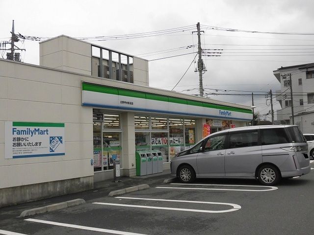 近くのファミリーマートまで450m（徒歩6分）