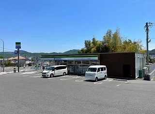近くのファミリーマート安芸熊野店まで1,900m（徒歩24分）