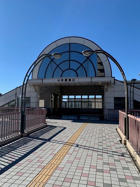 近くの小作駅東口まで350m(徒歩5分)