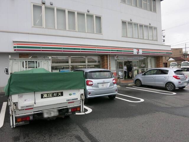 近くのセブン-イレブン 岡崎割塚店まで300m（徒歩4分）