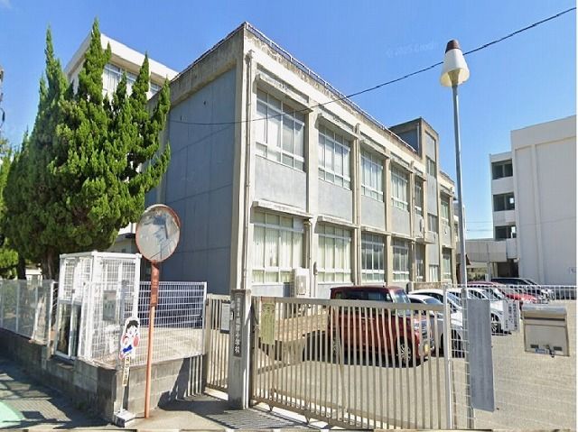近くの城西小学校まで500m（徒歩7分）