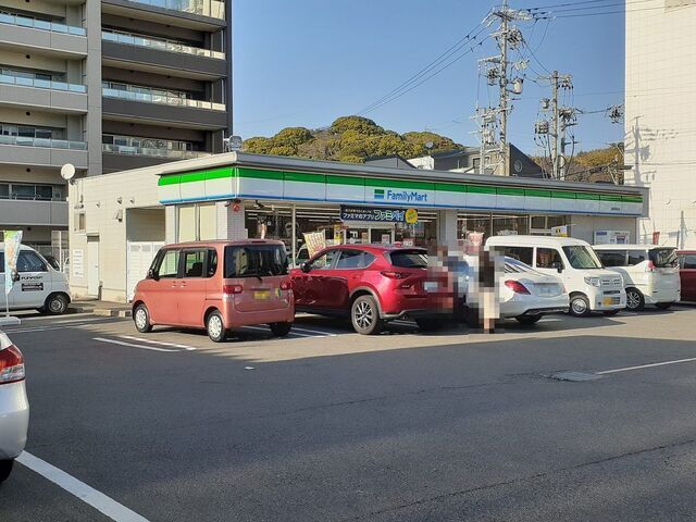 近くのファミリーマートまで600m（徒歩8分）
