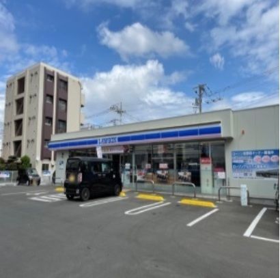 近くのローソンまで400m（徒歩5分）