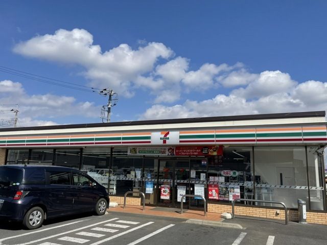 近くのセブンイレブン土浦港町1丁目店まで700m(徒歩9分)