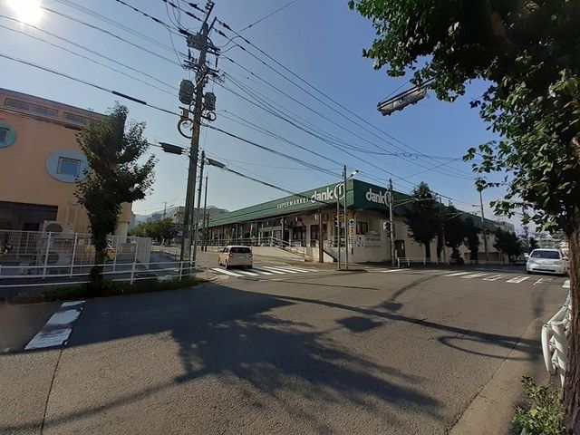 近くのダンクユー本店まで411m(徒歩6分)