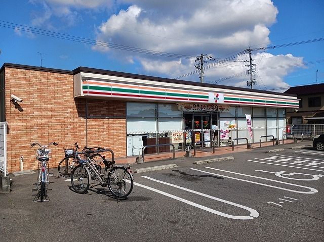 近くのセブンイレブン三日月織島店まで62m(徒歩1分)