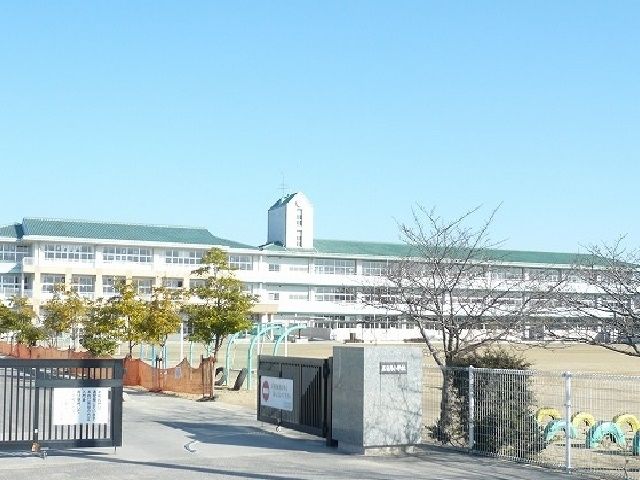 近くの三日月小学校まで3,900m(徒歩49分)
