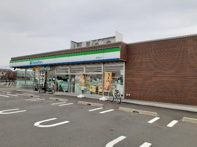 近くのファミリーマート袋井新池店まで120m（徒歩2分）