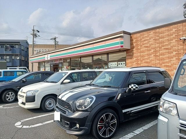 近くのセブンイレブンまで820m（徒歩11分）