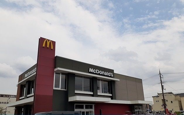 近くのマクドナルド様まで800m（徒歩10分）