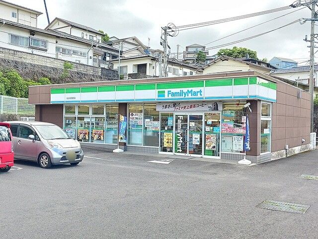 近くのファミリーマートまで369m（徒歩5分）