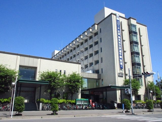 近くの市役所まで950m（徒歩12分）