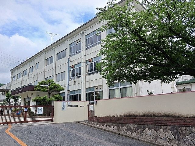 近くの広島市立東浄小学校まで290m（徒歩4分）