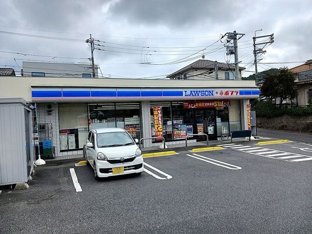 近くのローソン広島戸坂新町店まで600m（徒歩8分）