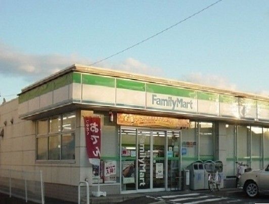 近くのファミリーマートまで250m（徒歩4分）