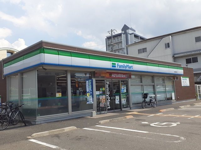 近くのファミリーマート中野店様まで700m（徒歩9分）