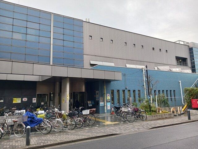 近くの足立区立花畑図書館まで735m（徒歩10分）