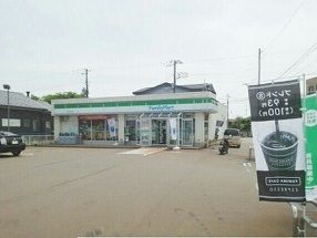 近くのファミリーマートまで1,050m（徒歩14分）