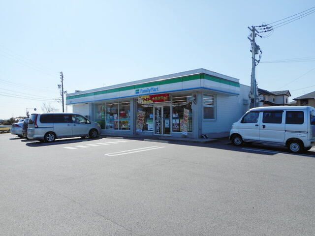 近くのファミリーマート 小園前店まで700m（徒歩9分）