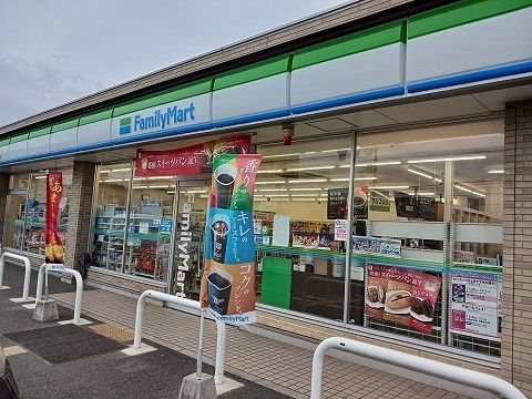 近くのファミリーマートまで240m(徒歩3分)