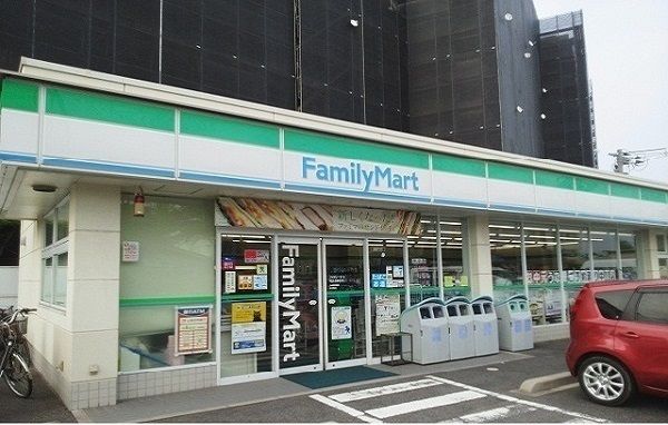 近くのファミリーマート松江大輪町店まで650m（徒歩9分）