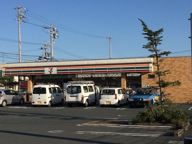近くのセブンイレブン浜松下石田町店まで80m（徒歩1分）