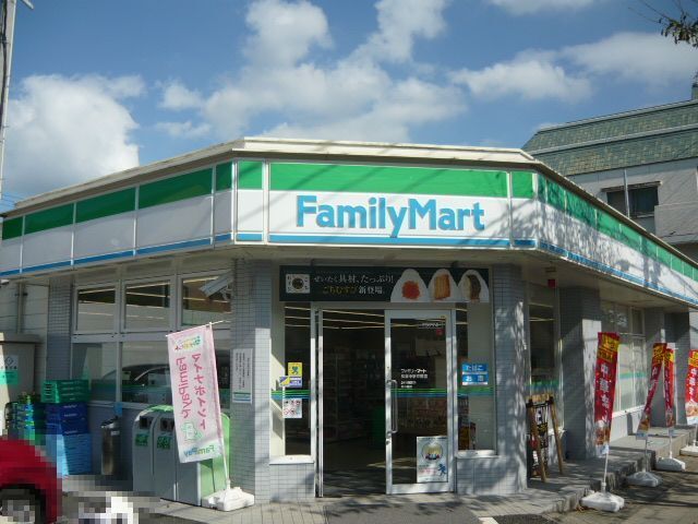 近くのファミリーマート紫原中学校前まで300m（徒歩4分）