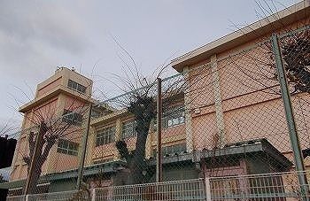 近くの網干小学校まで850m（徒歩11分）