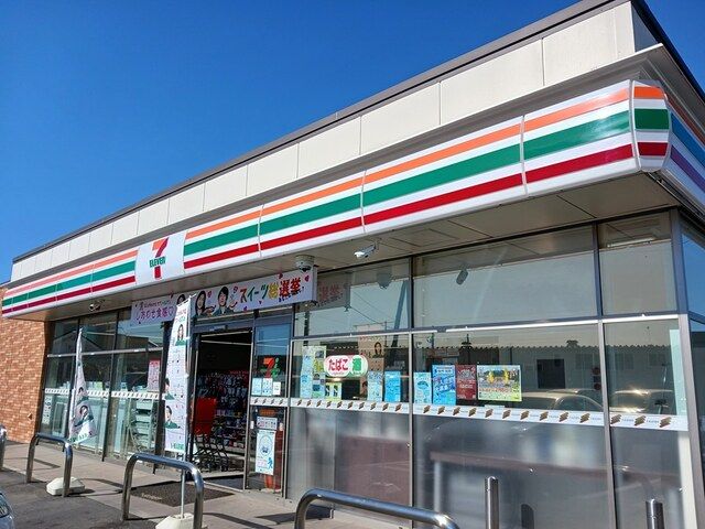 近くのセブンイレブン境松岡町店まで499m（徒歩7分）