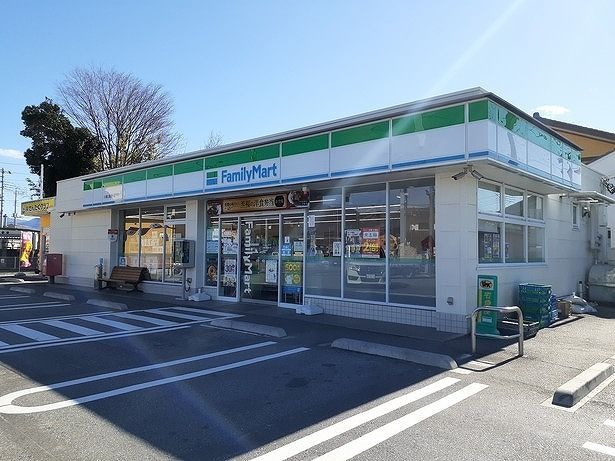 近くのファミリーマート小瀬公園通り店まで200m(徒歩3分)
