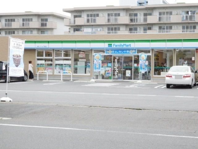 近くのファミリーマートソフトピア南店まで1,306m（徒歩17分）
