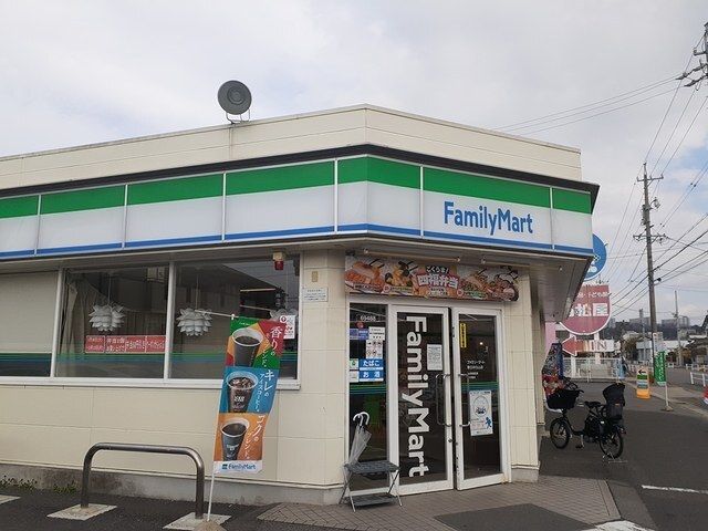 近くのファミリーマート春日井白山店まで450m(徒歩6分)