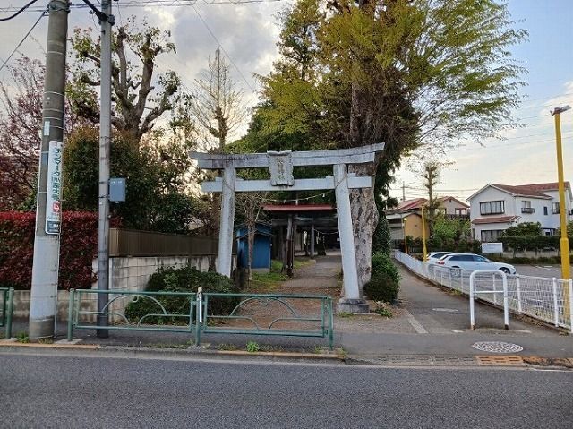 近くの諏訪神社まで550m（徒歩7分）