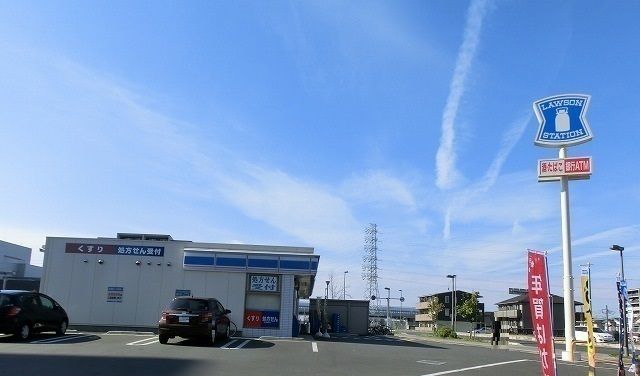 近くのローソン三郷彦沢店まで550m（徒歩7分）