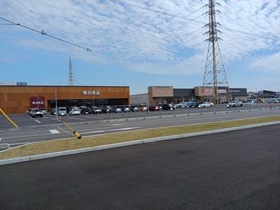 近くのクロスモール花ヶ島まで1,200m（徒歩15分）
