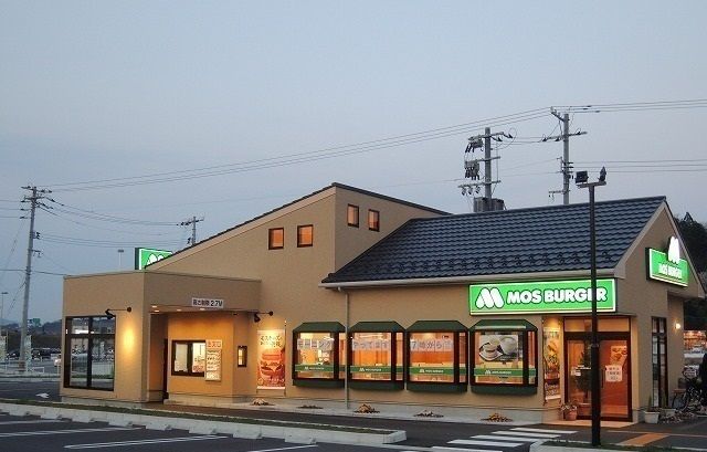 近くのモスバーガー松江乃白店まで290m（徒歩4分）